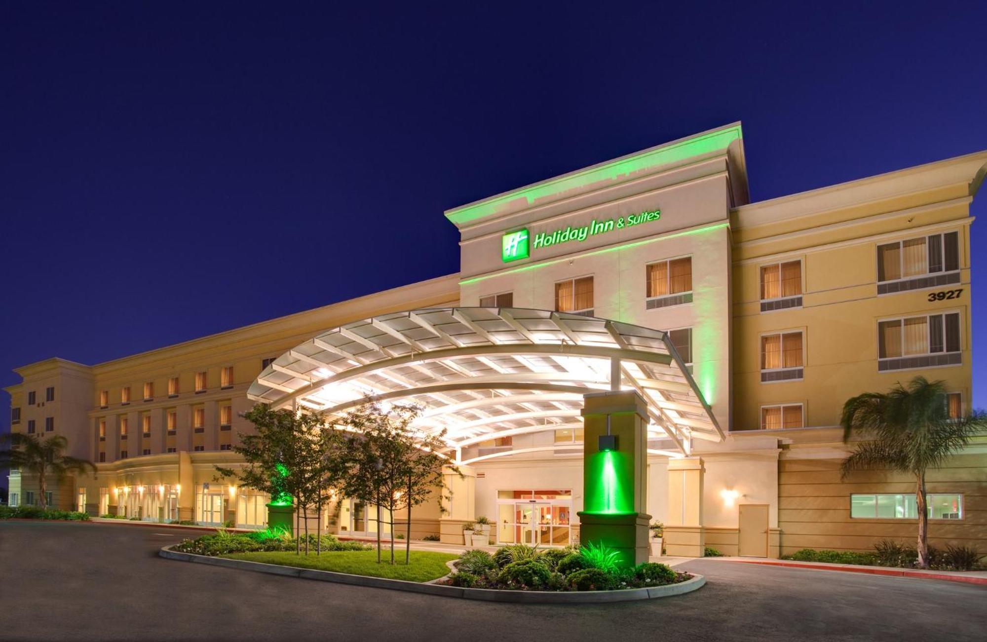 Holiday Inn & Suites Bakersfield By Ihg Exterior photo