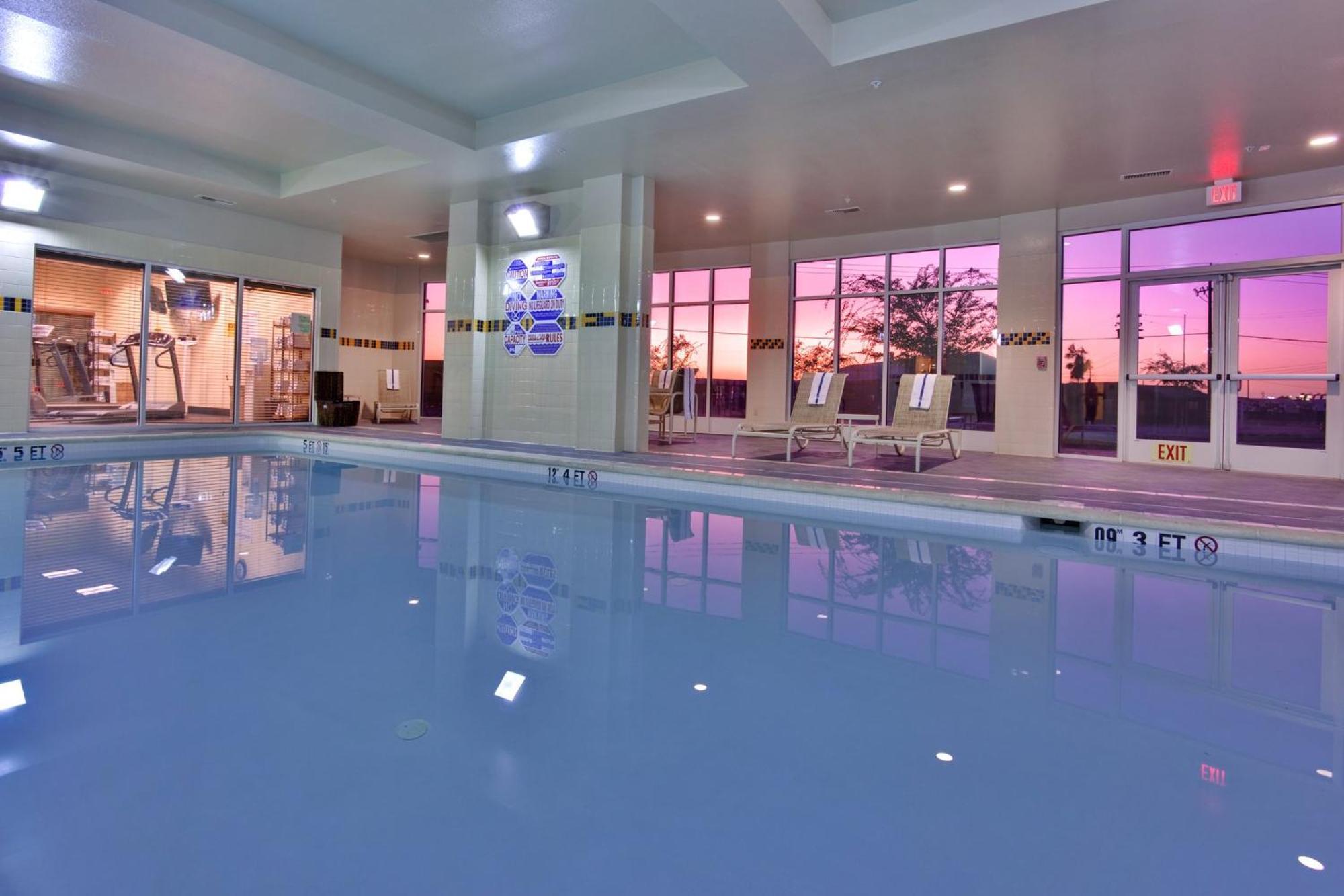 Holiday Inn & Suites Bakersfield By Ihg Exterior photo