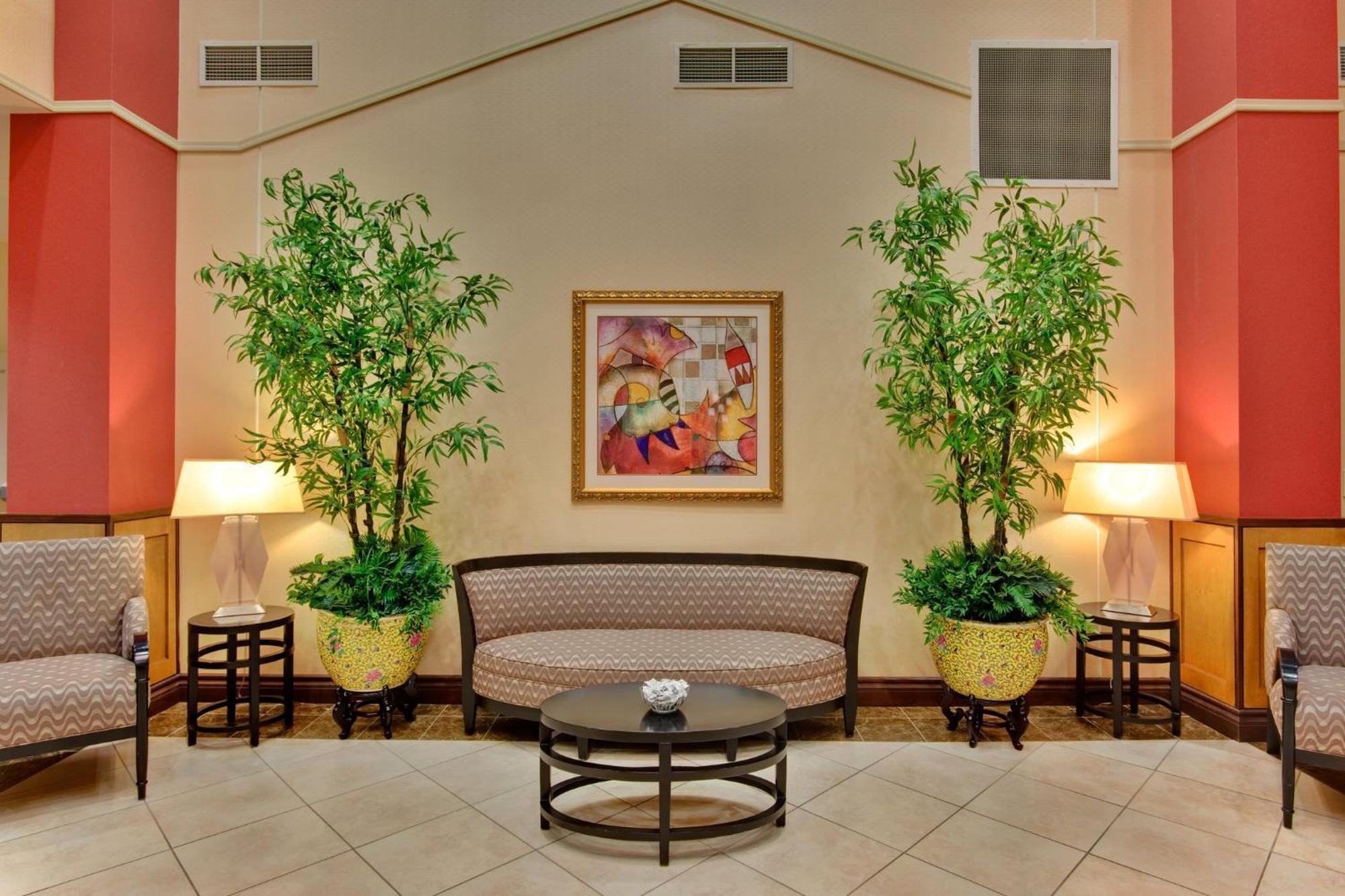 Holiday Inn & Suites Bakersfield By Ihg Exterior photo