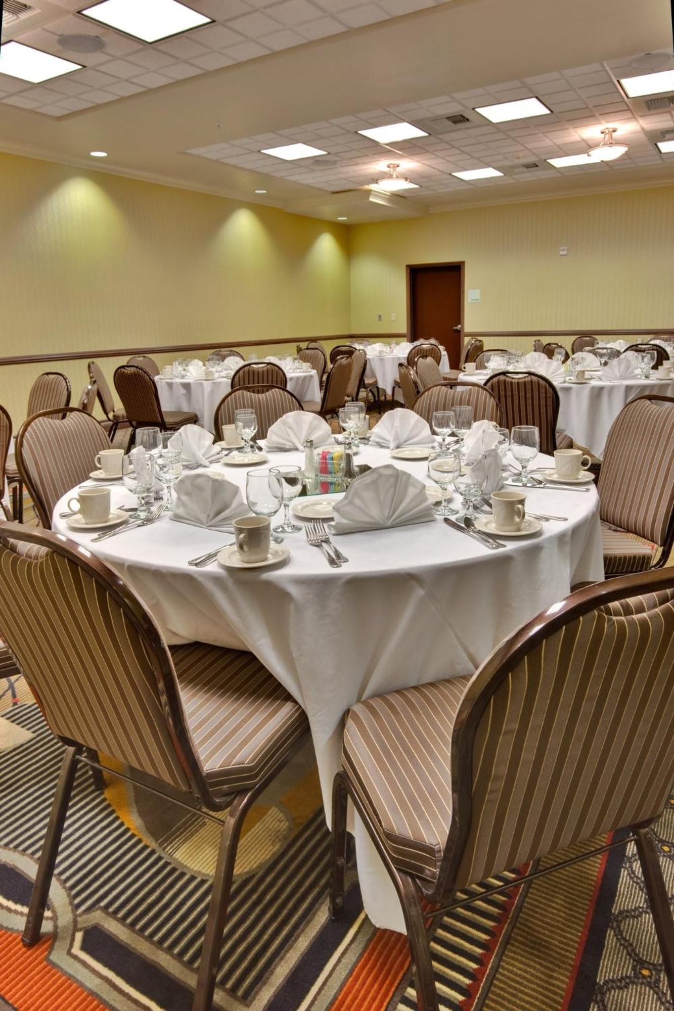 Holiday Inn & Suites Bakersfield By Ihg Exterior photo