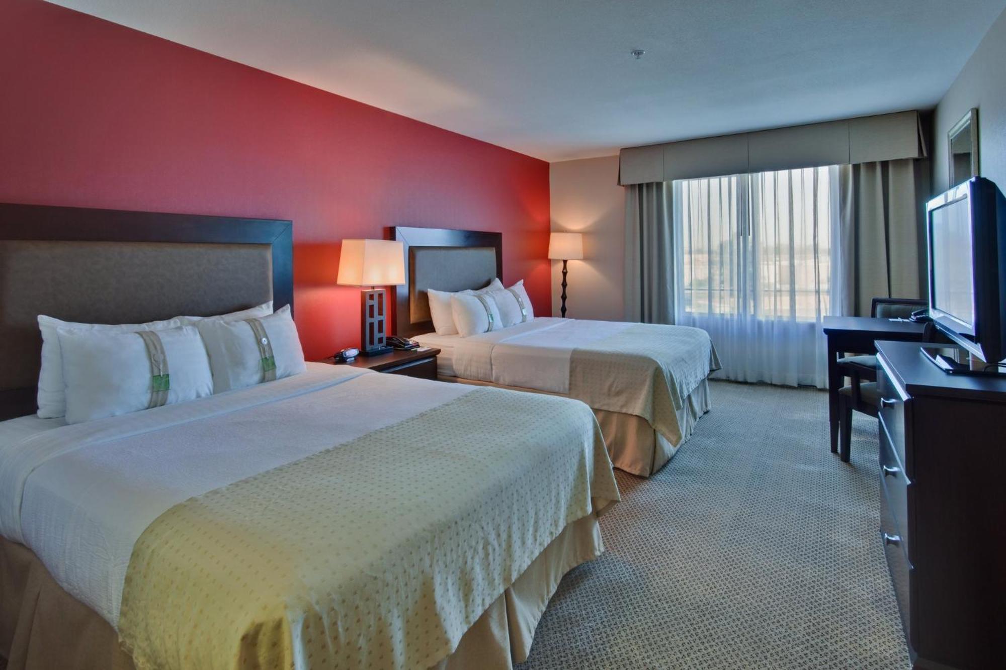Holiday Inn & Suites Bakersfield By Ihg Exterior photo