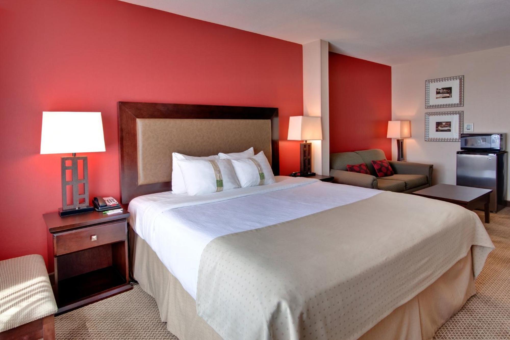 Holiday Inn & Suites Bakersfield By Ihg Exterior photo