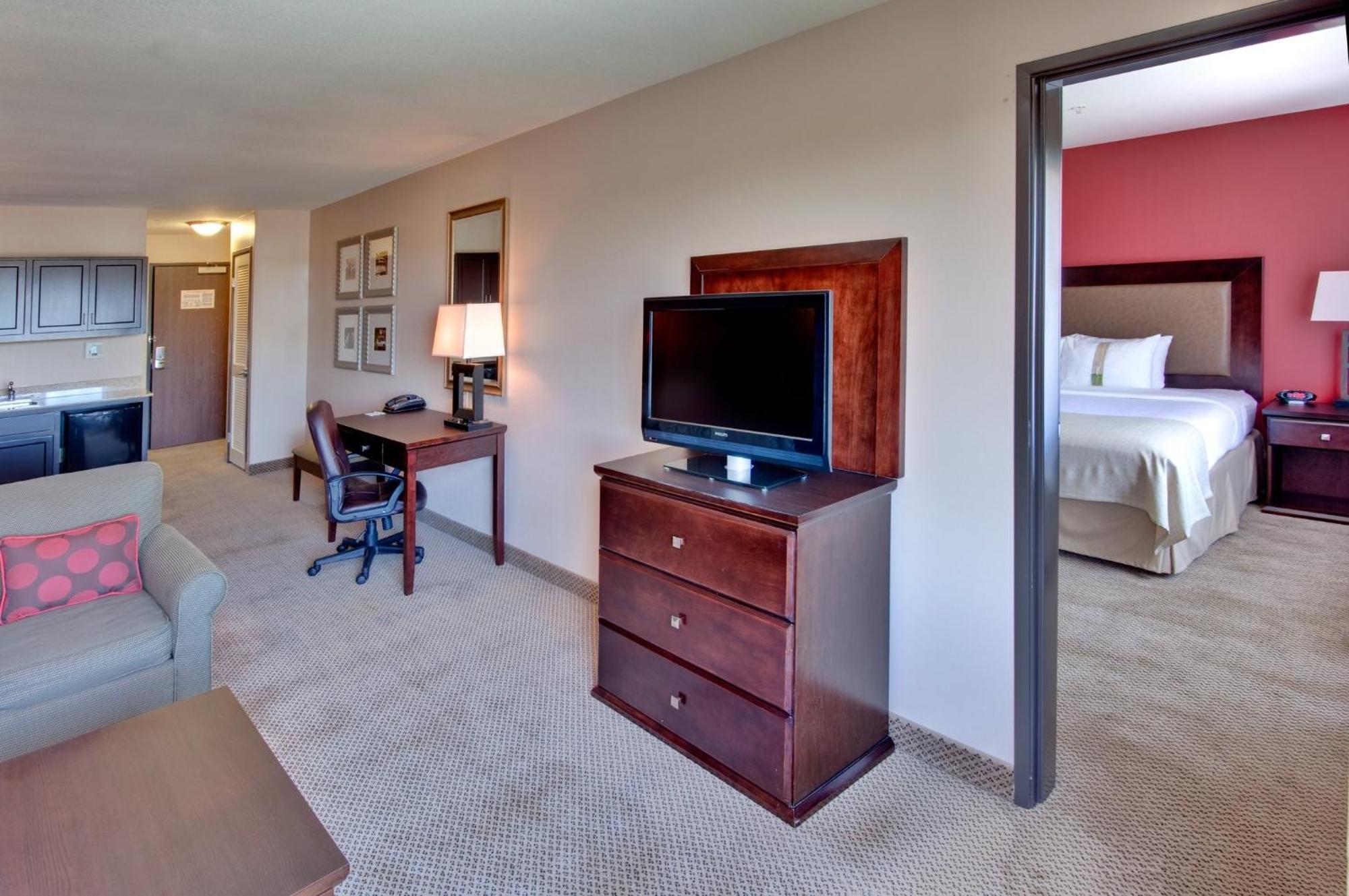 Holiday Inn & Suites Bakersfield By Ihg Exterior photo
