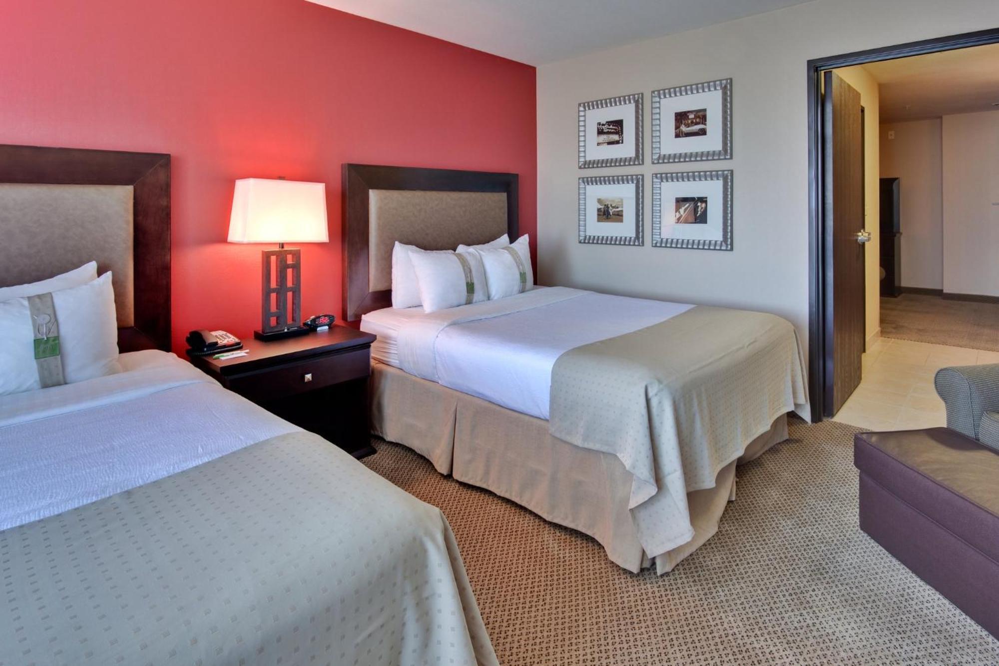 Holiday Inn & Suites Bakersfield By Ihg Exterior photo