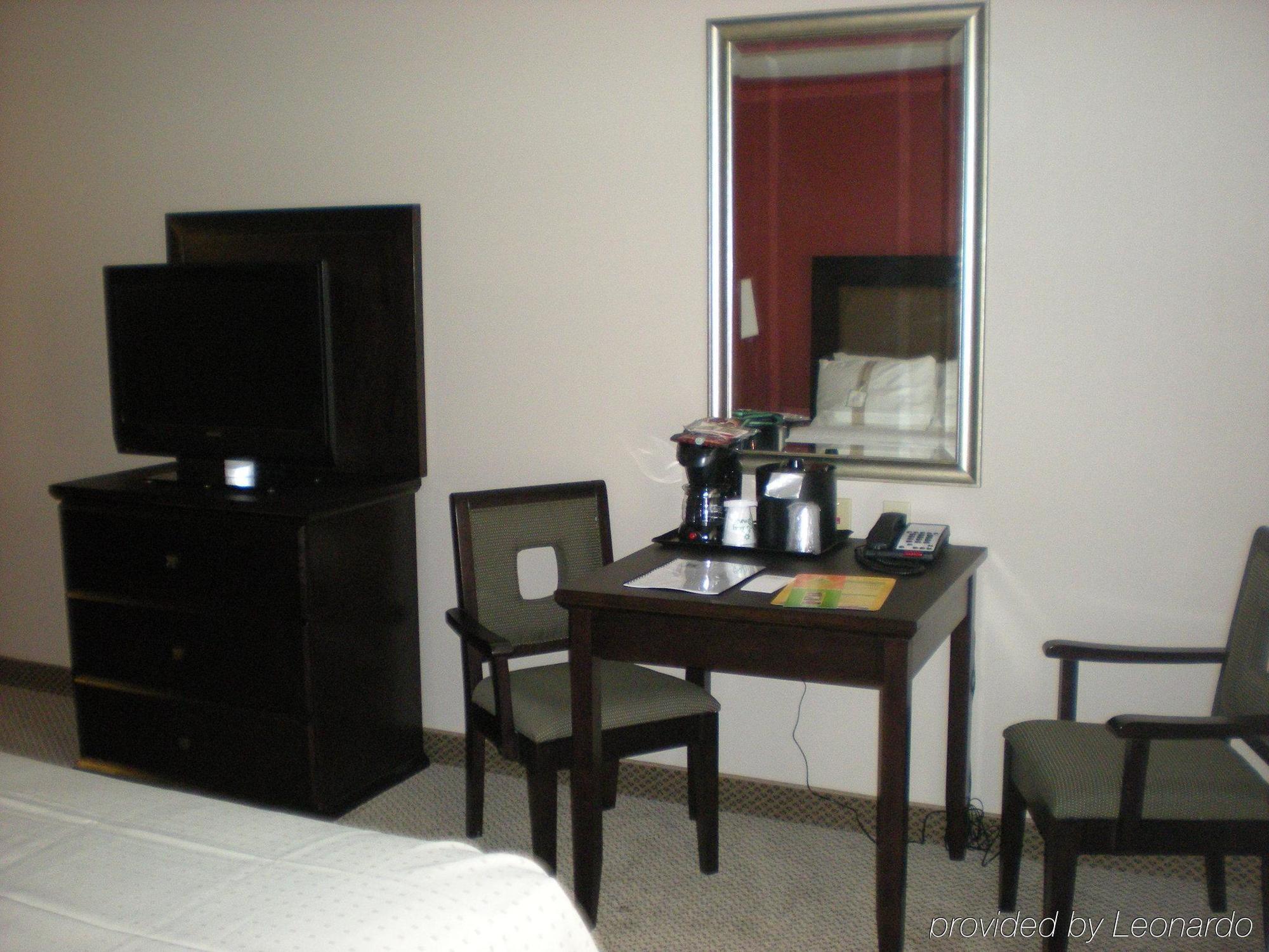 Holiday Inn & Suites Bakersfield By Ihg Room photo